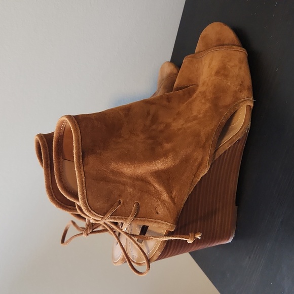 TAHARI wedge booties, toe back - Picture 4 of 6